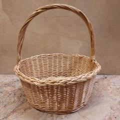 Round wIcker basket with handle.