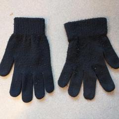 Black winter gloves found on bench outside of North Pointe.