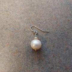 Pearl and gem drop earring.